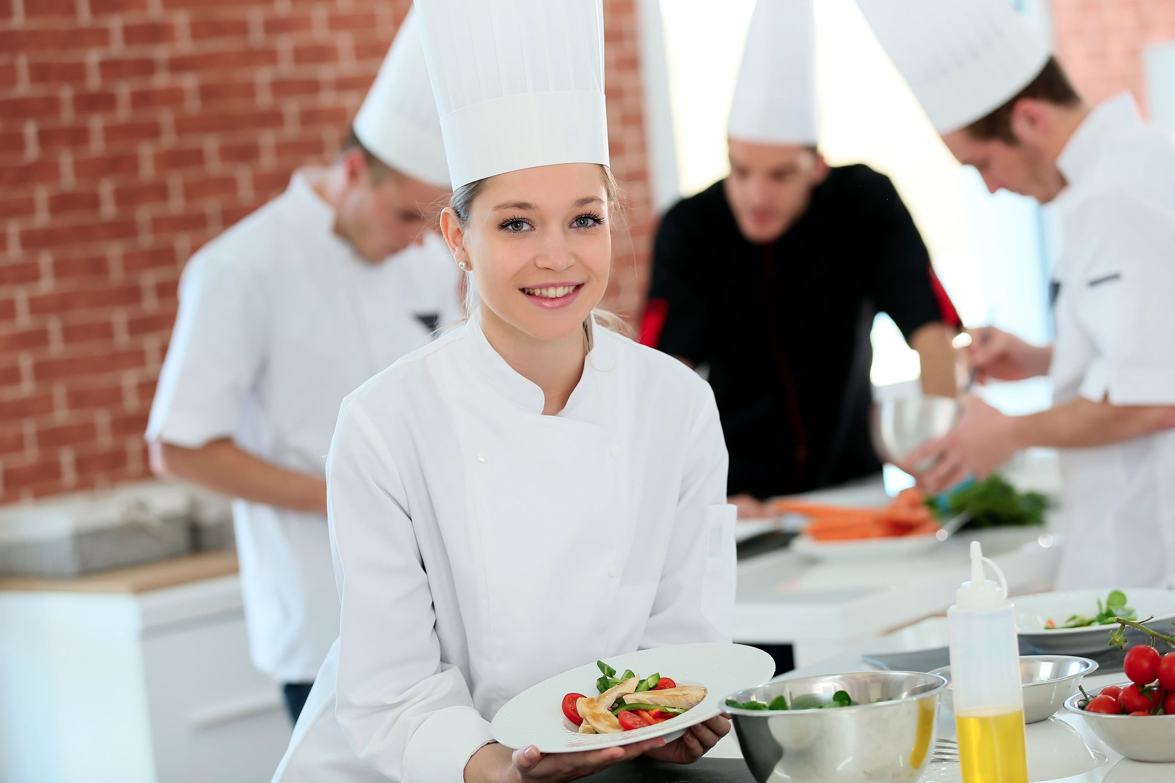 Apprenti qui présente son plat