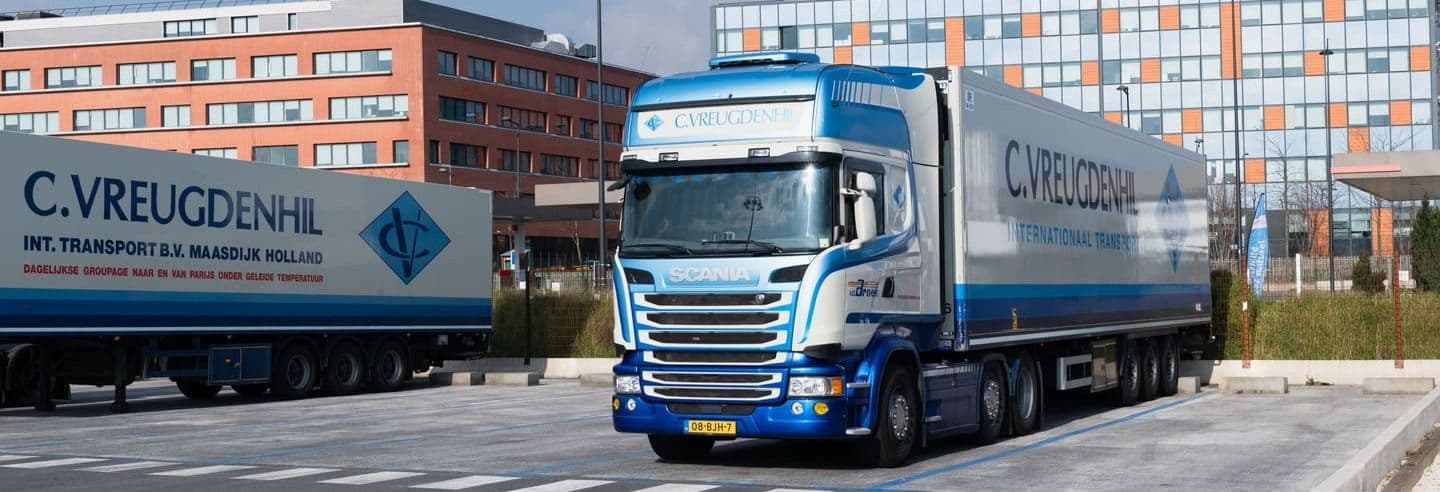 Camion stationné sur une place de parking sur le Marché de Rungis