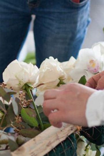 Décorateur exerçant sa profession au Marché de Rungis 